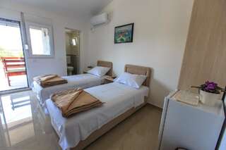 Гостевой дом Guesthouse Gulić Сутоморе Двухместный номер с 2 отдельными кроватями-4