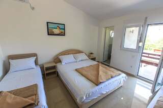 Гостевой дом Guesthouse Gulić Сутоморе Четырехместный номер-7