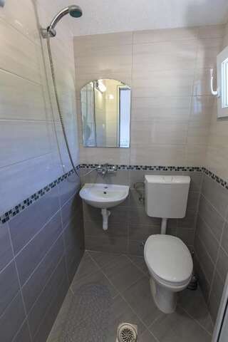 Гостевой дом Guesthouse Gulić Сутоморе Четырехместный номер-9